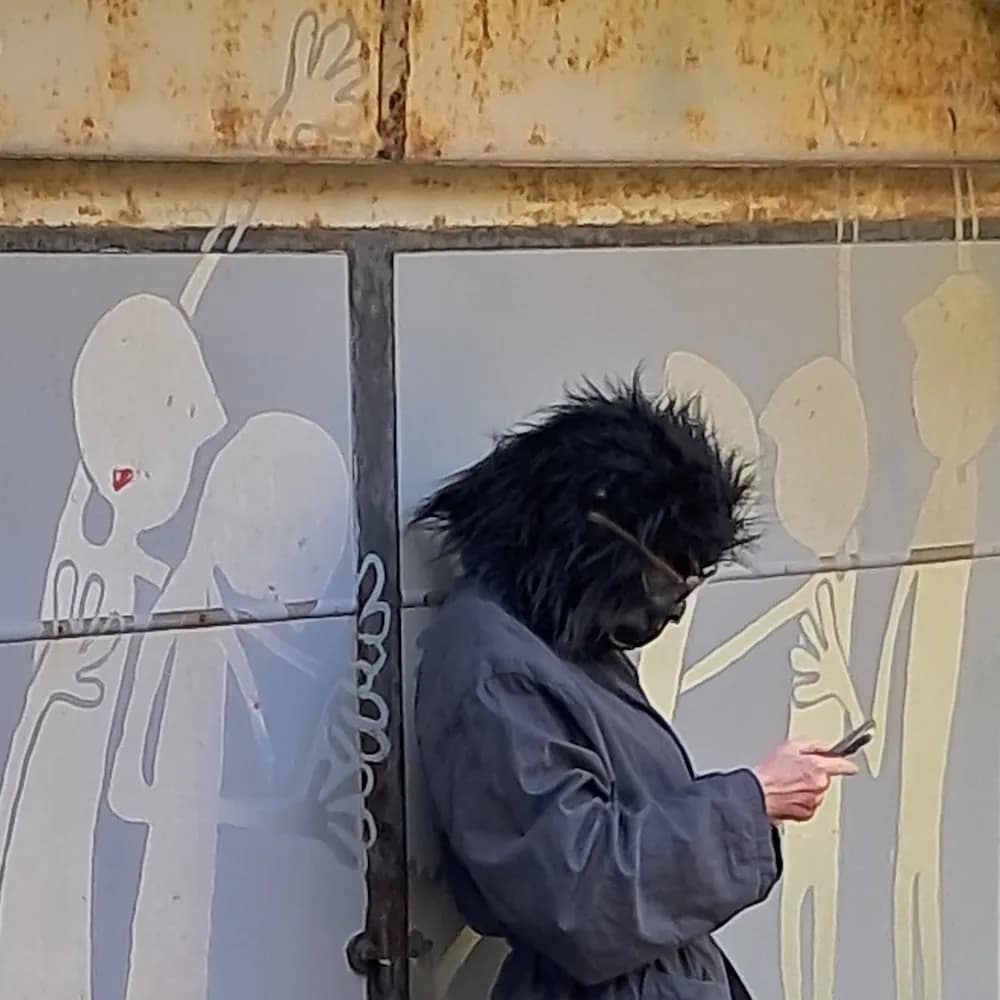 der hang zum @ dem klammeraffen, threat, post, chat und email : kennst du die neue applikation : news : sensation : spektakel : kriegsnachricht