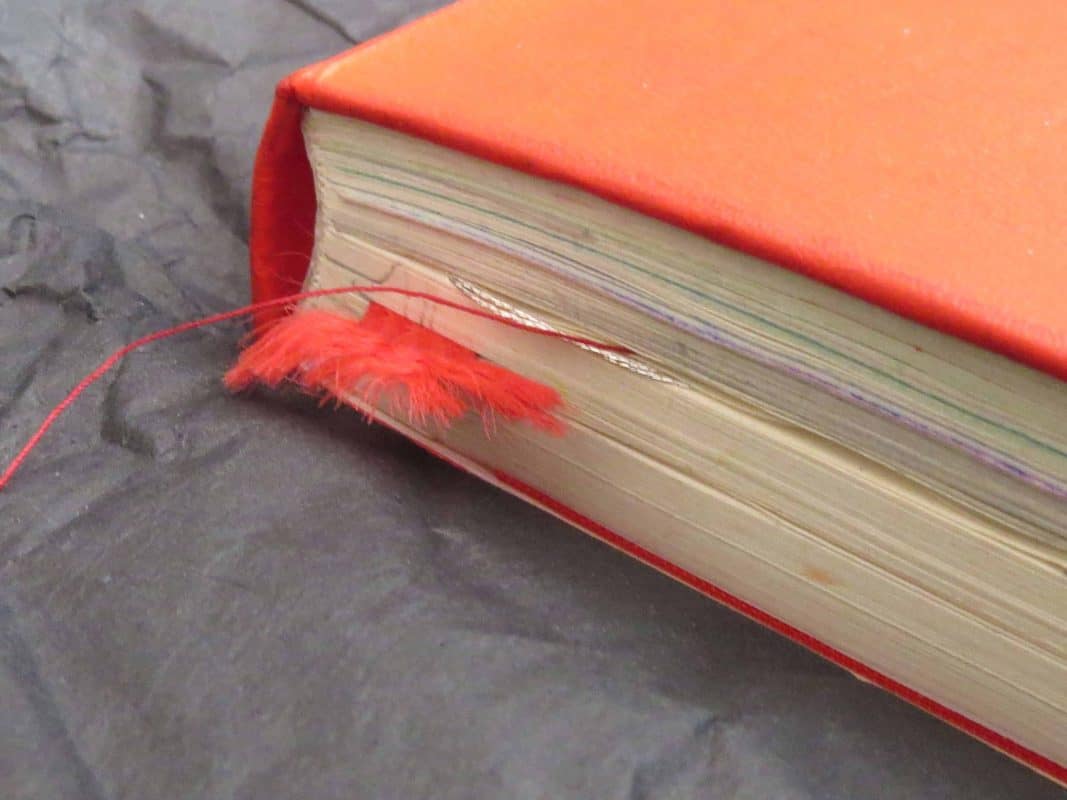 Das Bild zeigt eine Weltkarte mit Zeitzonen in einem geöffneten Notizbuch oder Kalender. Die Karte markiert verschiedene Großstädte weltweit entlang der jeweiligen Längengrade, um die Zeitunterschiede (wie UTC/GMT-Abweichungen) visuell darzustellen. Auf der rechten Seite befindet sich eine handschriftliche Notiz mit dem Datum „14th May 2021“ sowie einige orangefarbene Markierungen auf bestimmten Regionen.