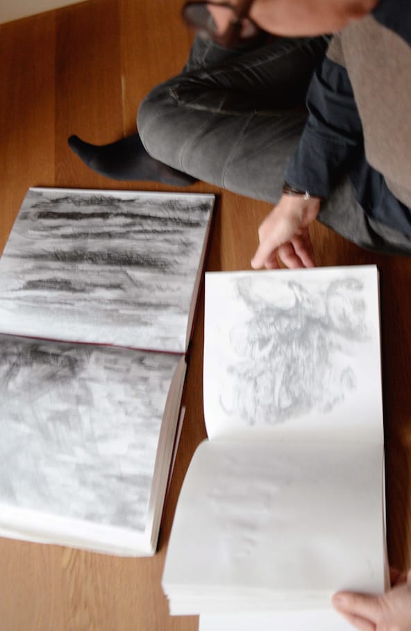 »skizzenbuch« zeichnungen mit graphit und kohle = hand- und mundzeichnungen am rand mit absicht für die kunst homepage