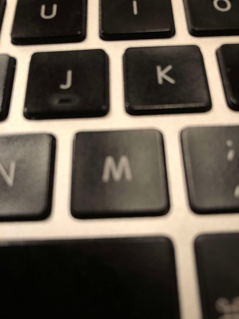 Nahaufnahme einer Computertastatur, die die Tasten J, K, L, M und N zeigt.